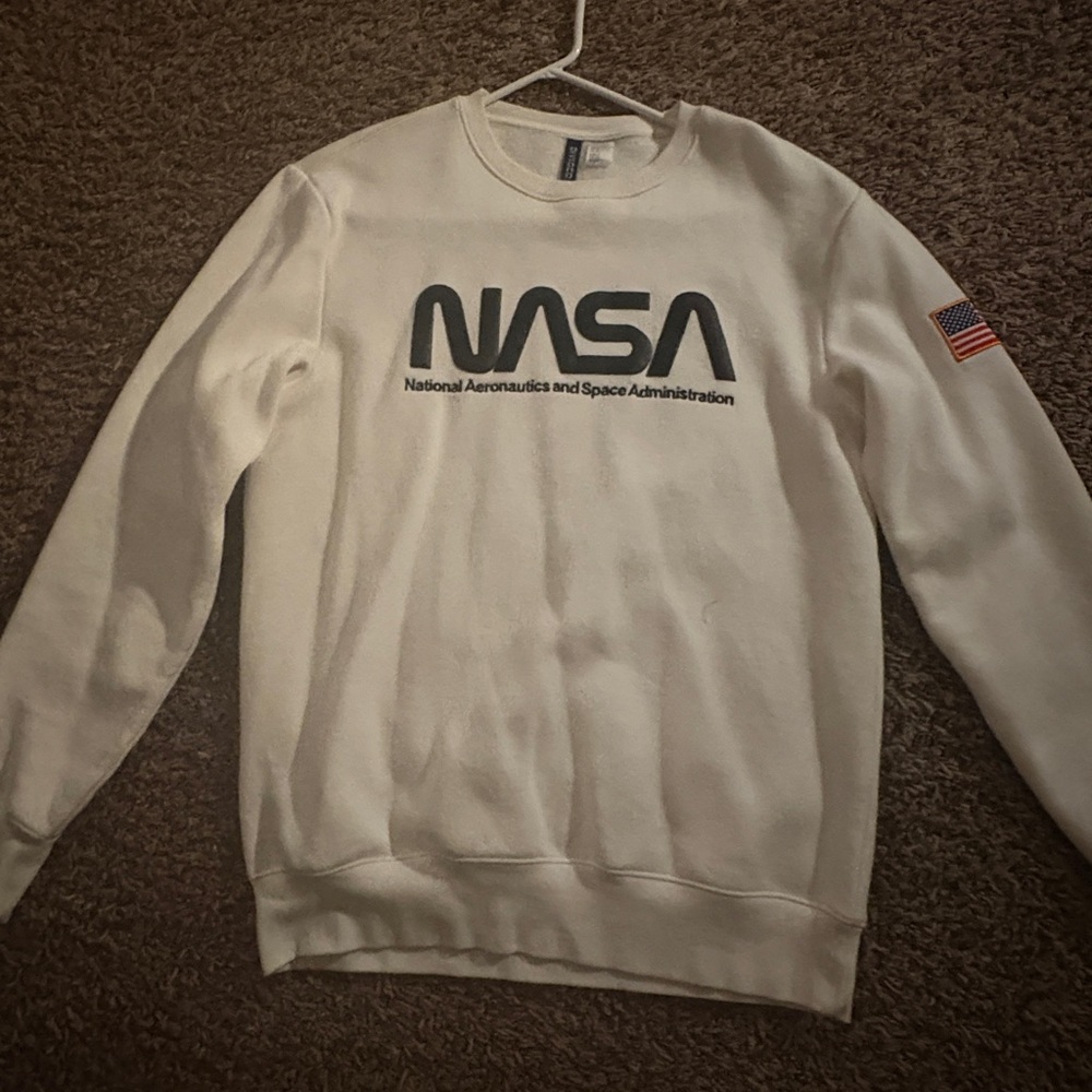 H&M Cream Crewneck Sweater with Classic Design